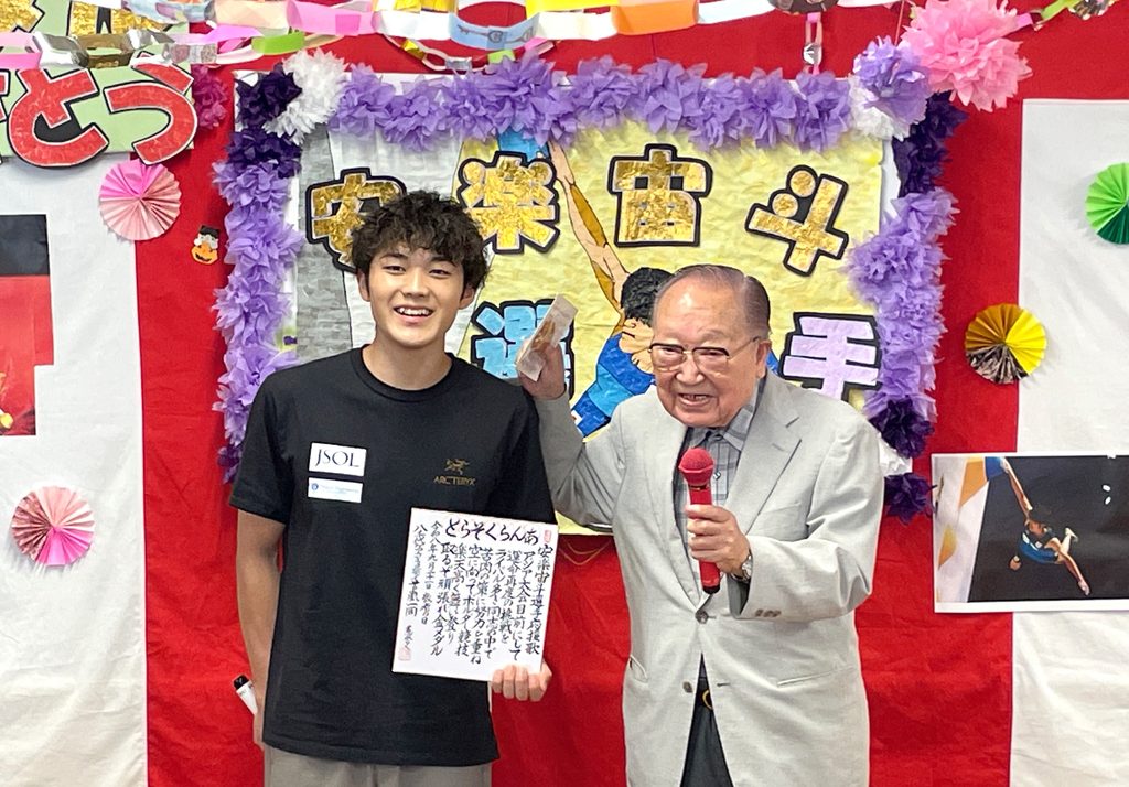 安楽宙斗選手「地域貢献訪問企画」を開催! 4 IMG 1047 色紙プレゼント