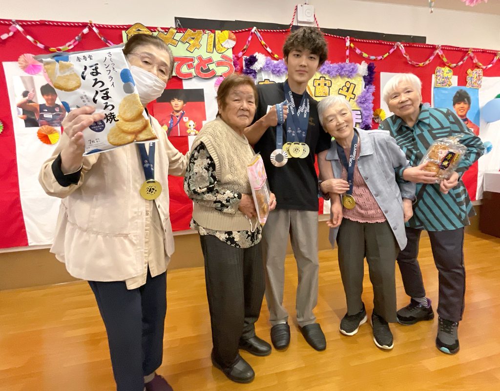 安楽宙斗選手「地域貢献訪問企画」を開催! 6 IMG 1111 メダルと共に